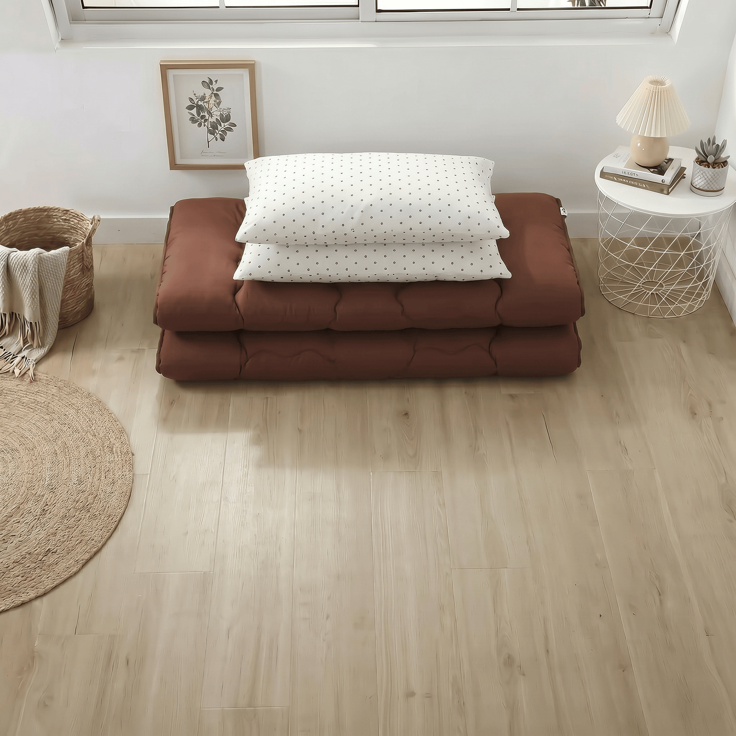 Futon japonais bien-être marron plié rangé, pureté et sommeil sain - Tenrai