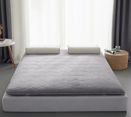 Surmatelas futon douceur laine gris installé sur lit - Tenrai 