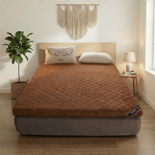 futon traditionnel laine synthétique marron matelassé sur lit, confort durable - Tenrai