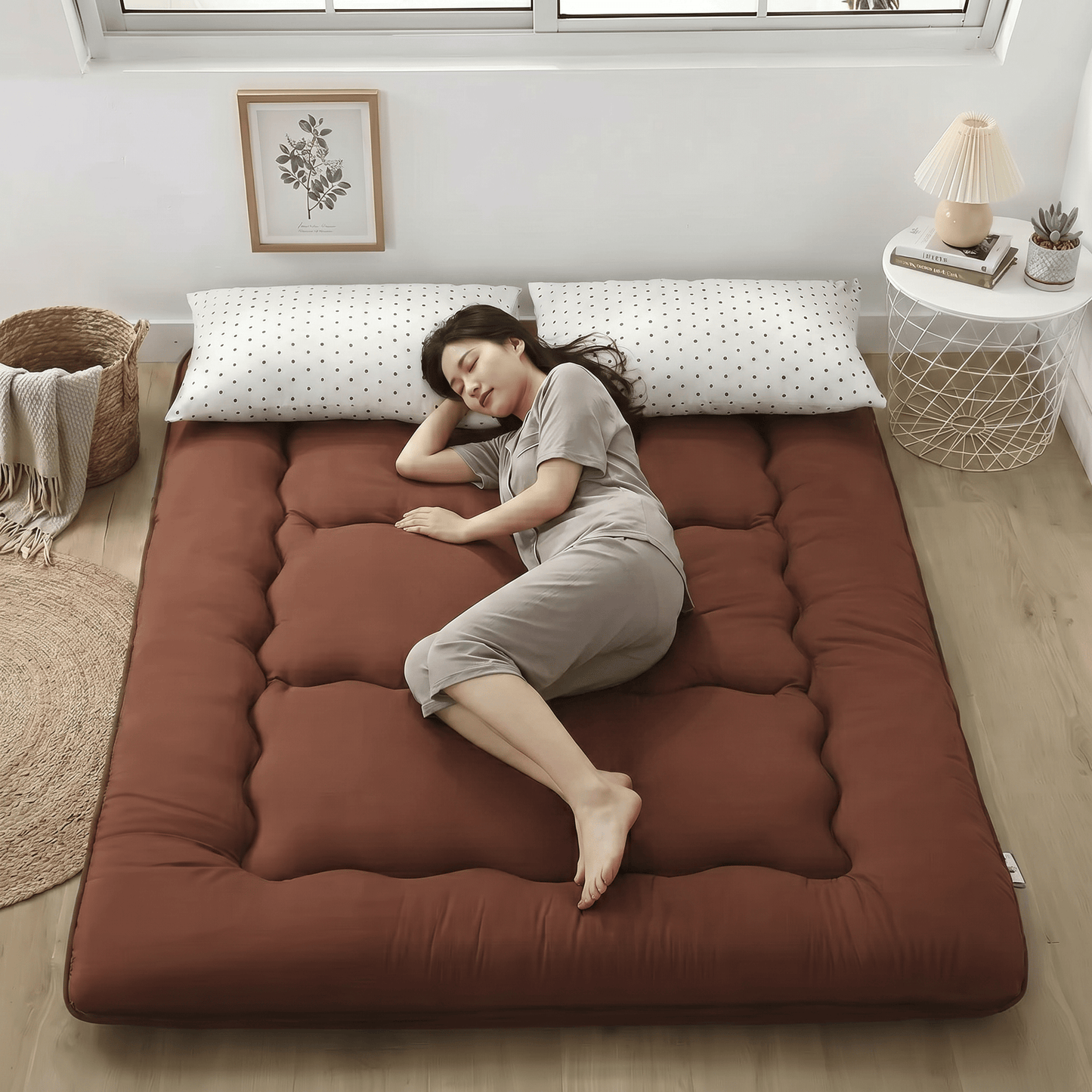 futon japonais bien-être marron, femme allongée sur sol, sommeil naturel au sol - Tenrai