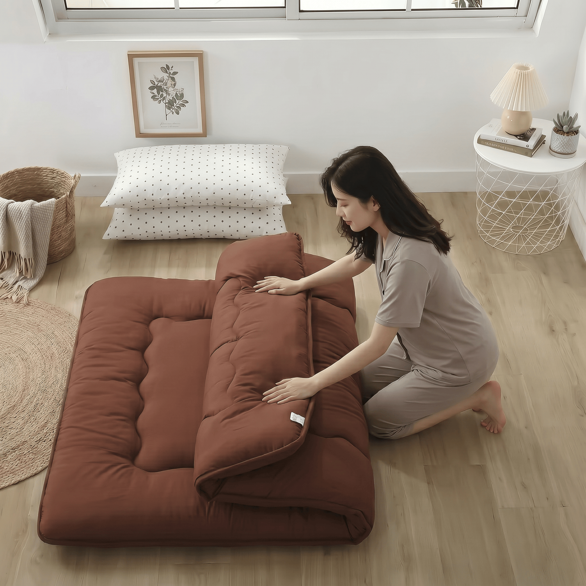 futon japonais bien-être beige, femme plie, sommeil naturel au sol - Tenrai